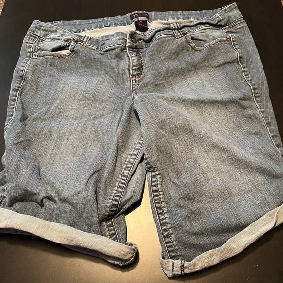 Light Blue Denim Rolled Bottom Torrid Shorts with Buttons on Back Pockets, 26 - Picture 1 of 7